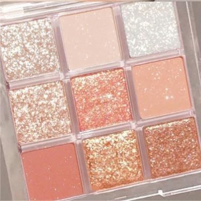 Glitter eyeshadow palette with shimmer and sparkly shades for a glam makeup look